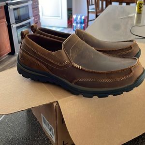 Mens Skechers extra wide 10.5 memory foam dress shoes